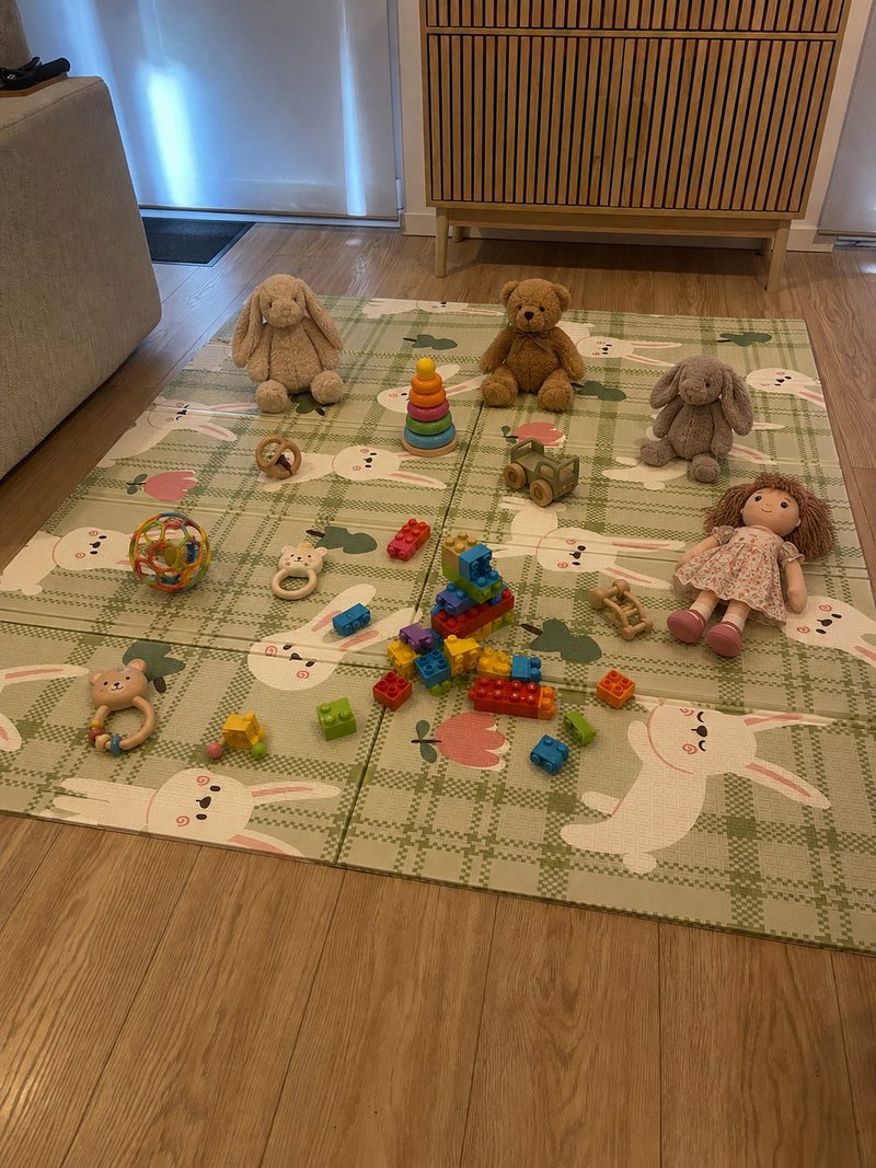 Le tapis d'éveil avec les jouets
