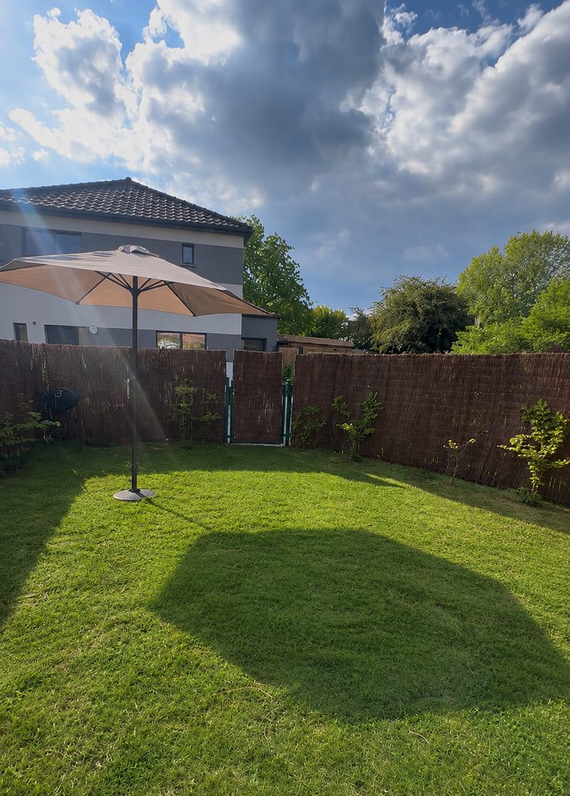 Le jardin clos avec sa pelouse